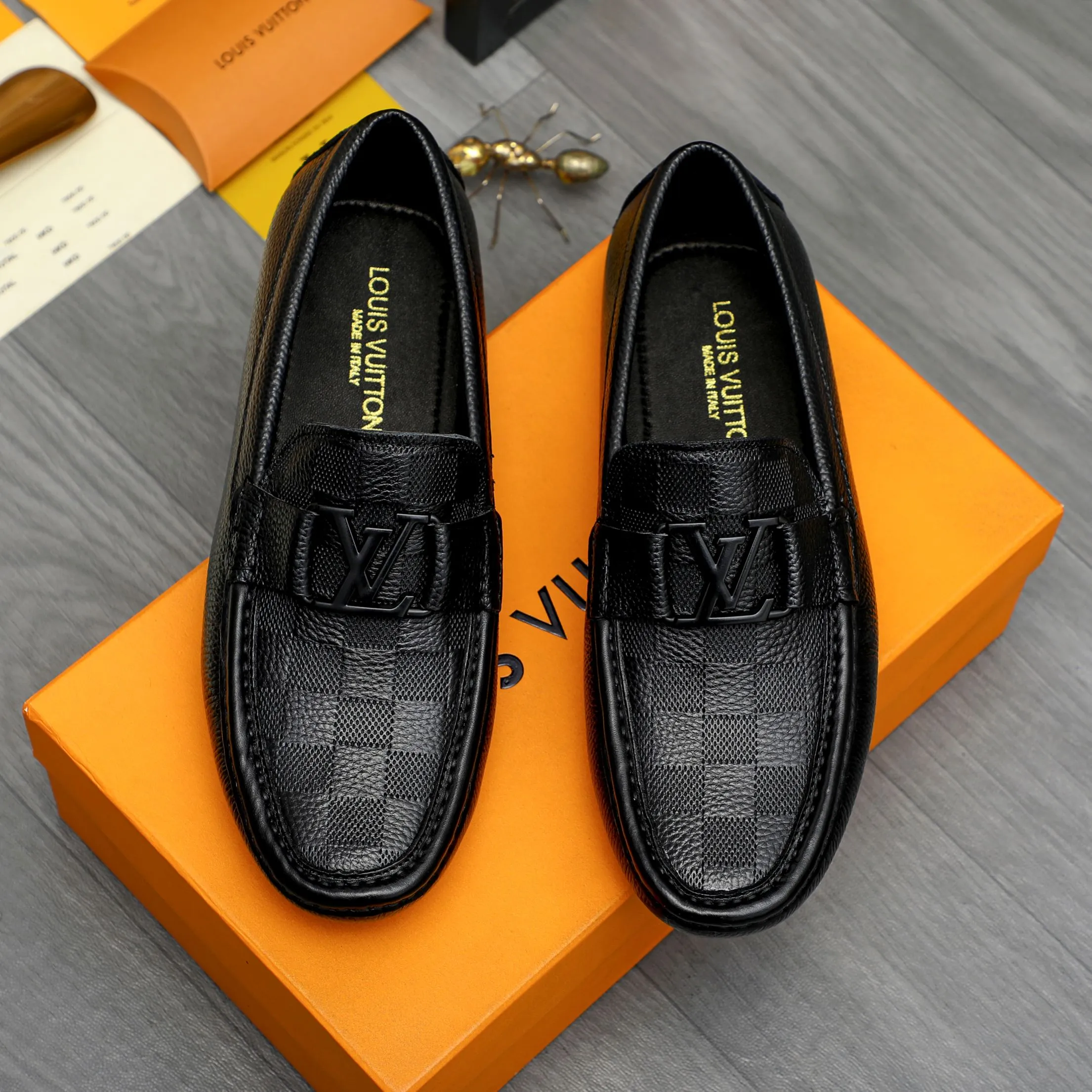 Men's shoes 💰p420 Product trademark: LV (Louis Vuitton) casual slip-on men's shoes Regular size: 38-44 Product material: Selected pebbled checkered cowhide upper, sheepskin lining, rubber outsole
